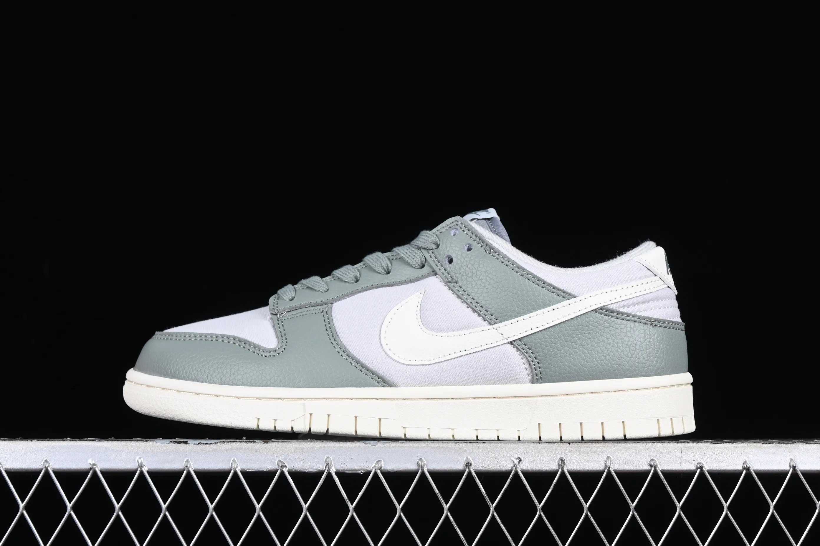 All Categories Nk SB Dunk Series Nk SB Dunk Low Low-top sneakers Cost-effective version Nk Dunk Low "Mica Green" Mica Green Canvas SB low-top sports and leisure sneakers DV7212-300